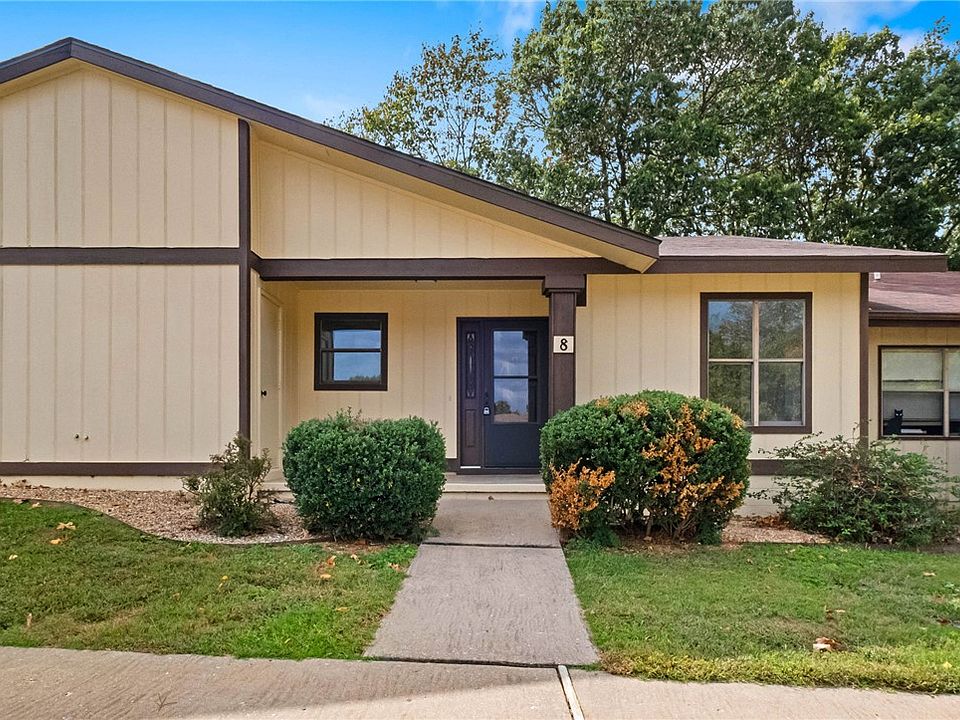 1st image of 8 Eleanor Ln