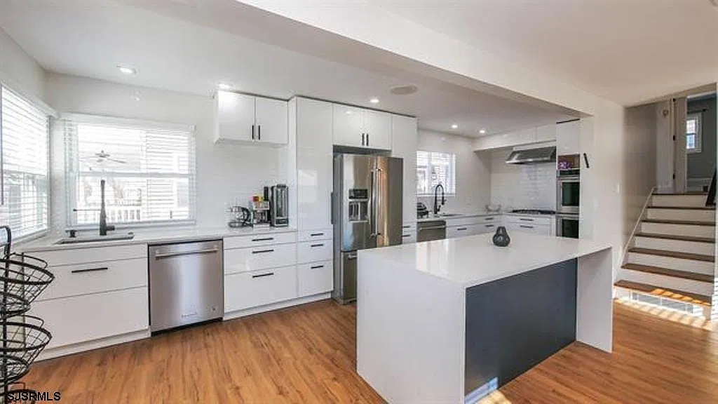4 bed, 2.5 bath, 2400 sqft, $4,500 — Photo 1