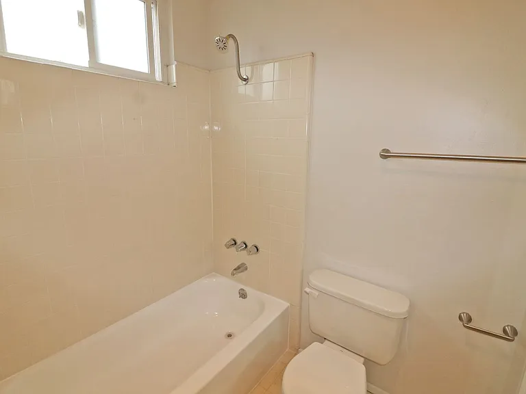 1834 Mission Ave — Photo 7