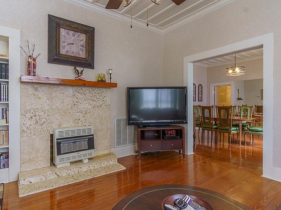 4th image of 1106 E Bowie St
