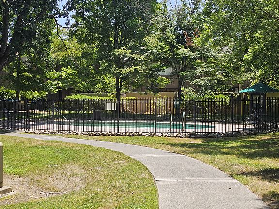 2nd image of 733 Woodside Ln E Unit 9