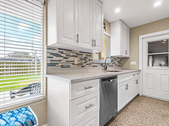 3rd image of 1511 Shirley Court
