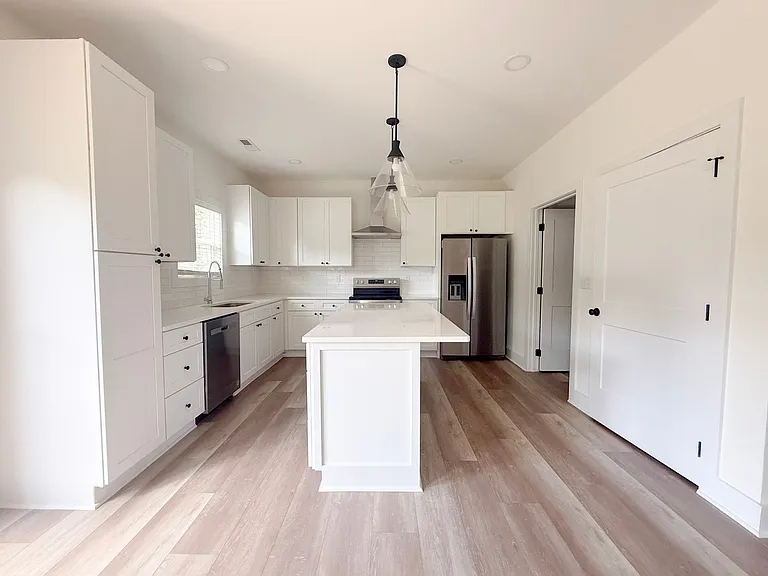 1403 Westbrook Cir — Photo 7