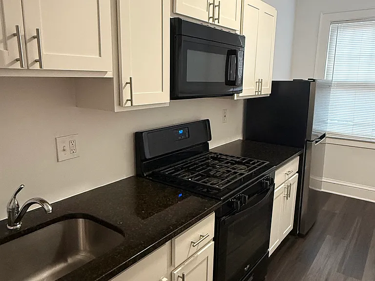 360 Laurel St — Photo 6