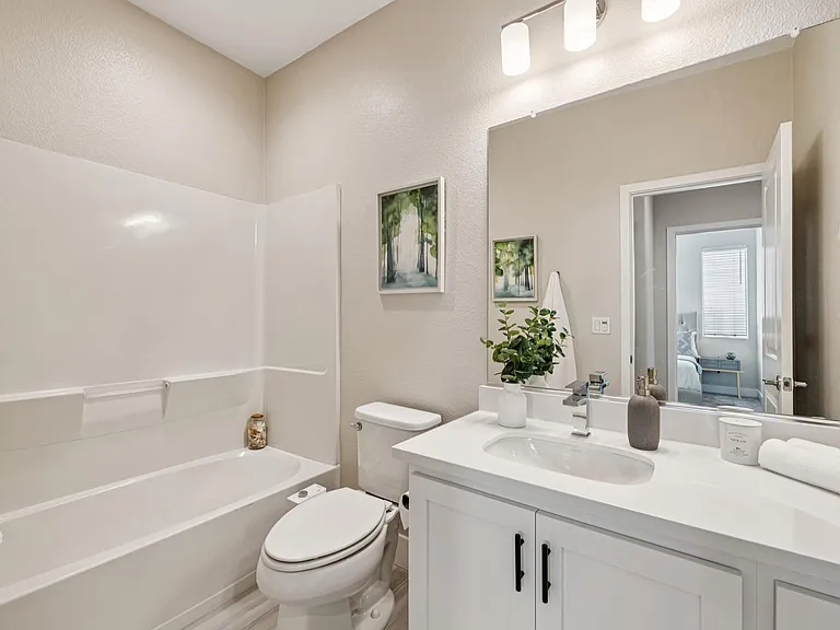Upstairs full hall bath