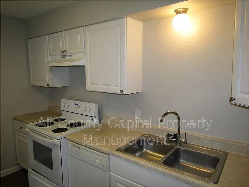 2 bed, 1.5 bath, 880 sqft, $645 — Photo 4