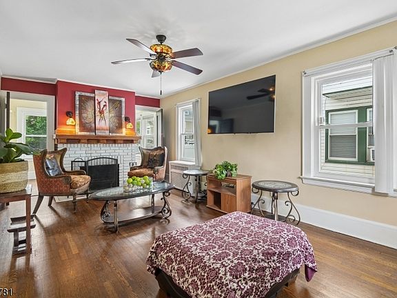 4th image of 585 Ridge St