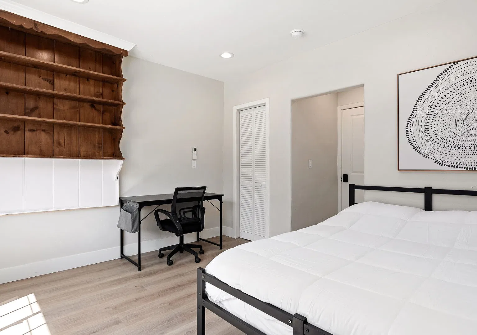 A 6 Bedroom, 6 Bathroom apartment with common areas and a fully functional kitchen at 1709 Kelton... — Photo 4