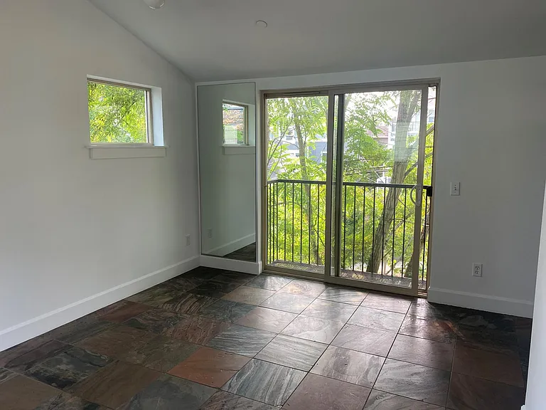 2516D E Denny Way — Photo 4