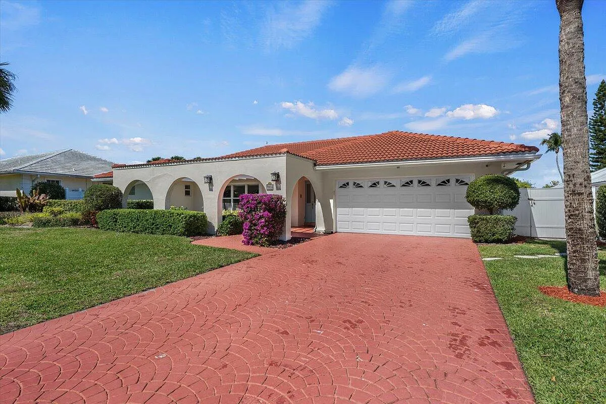 3 bed, 2.0 bath, 2210 sqft, $6,200 — Photo 1