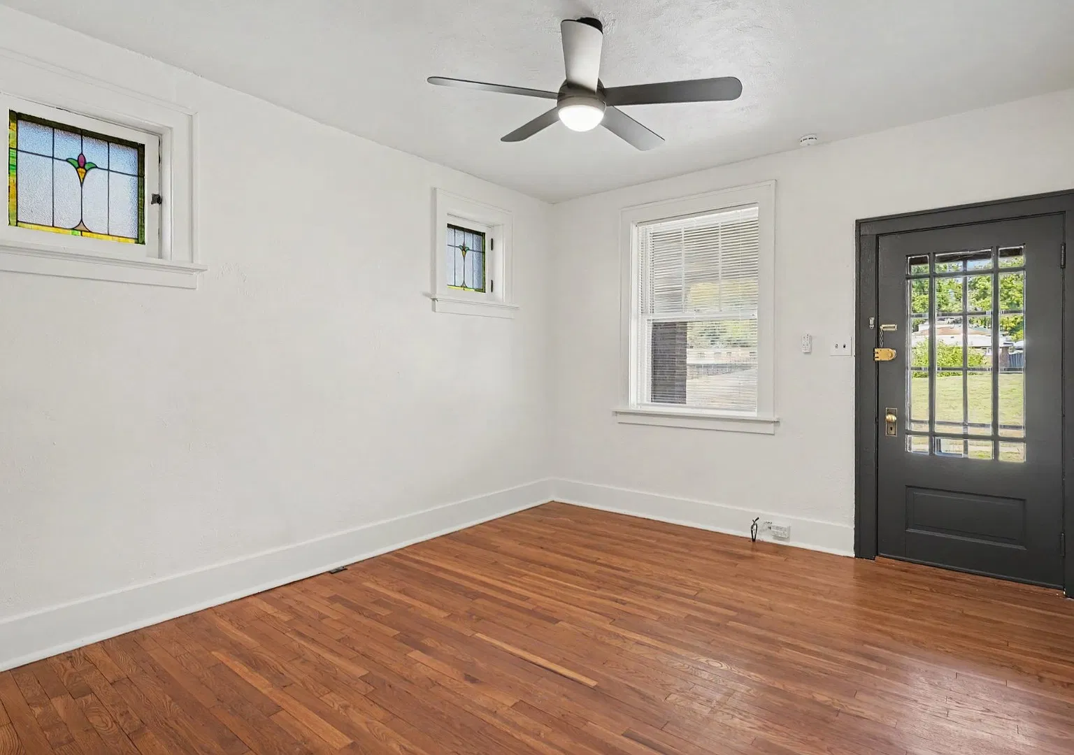 Charming 2-Bed Home with Fenced Yard, In-Unit Laundry, and Central Air 626 Koeln Ave, St. Louis — Photo 3