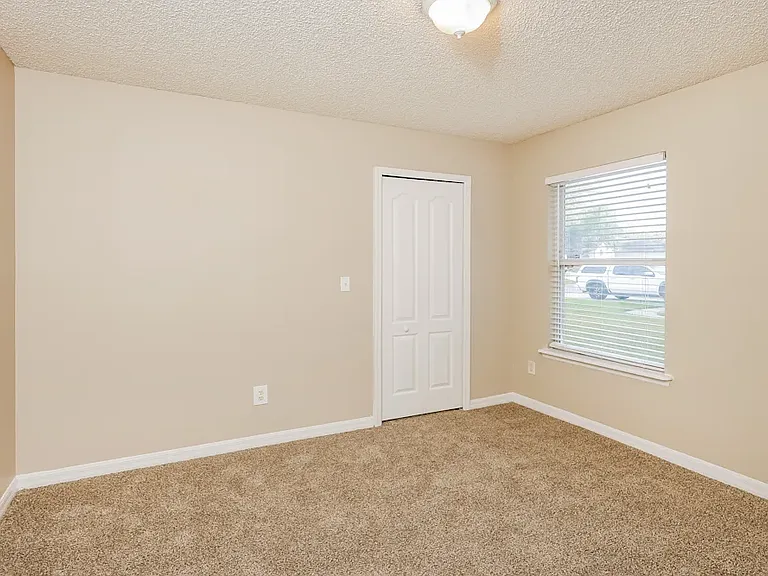 222 Dover Bluff Dr — Photo 3