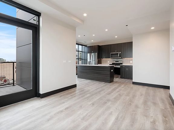3rd image of 1125 W Randolph St #501