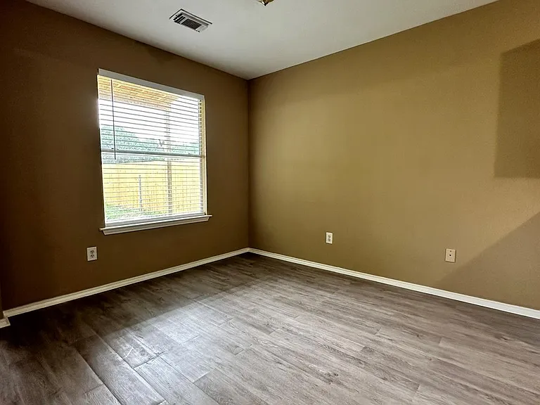 6910 Bayou Crest Dr — Photo 4