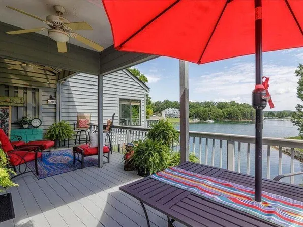 27 Peninsula Point Dr, Moneta, VA 24121