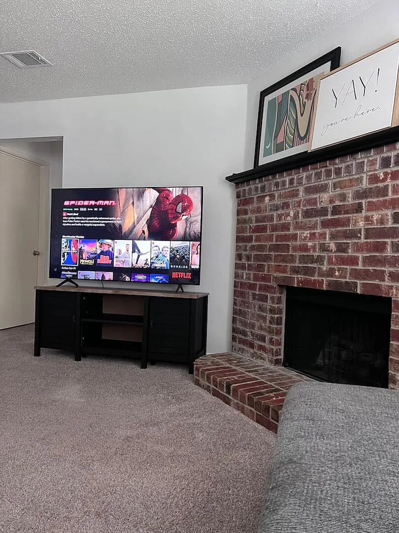 Cozy 3 Bedroom House with Beautiful Fireplace — Photo 2