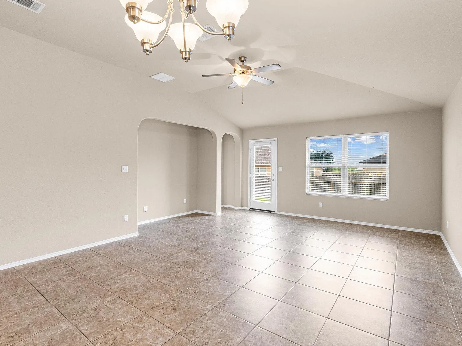 3 bed, 2.0 bath, 1473 sqft, $1,900 — Photo 2
