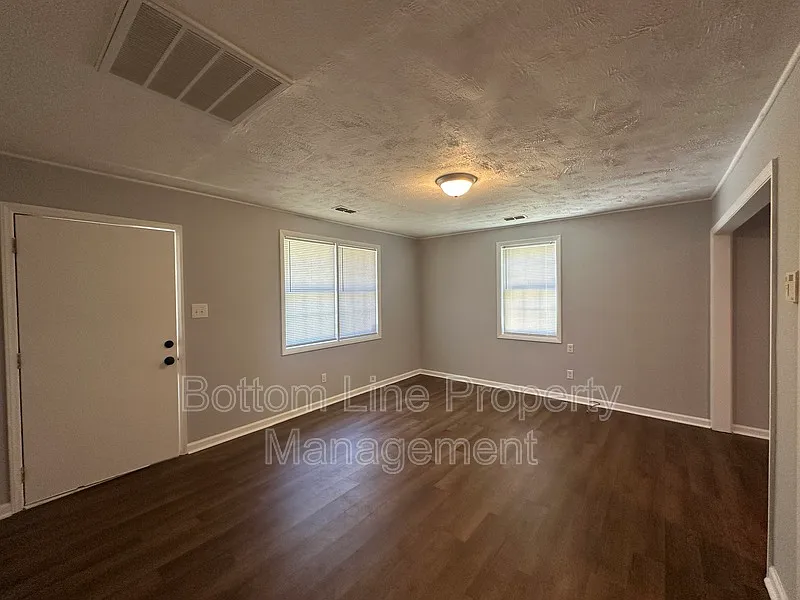 2 bed, 1.0 bath, 768 sqft, $1,050 — Photo 2