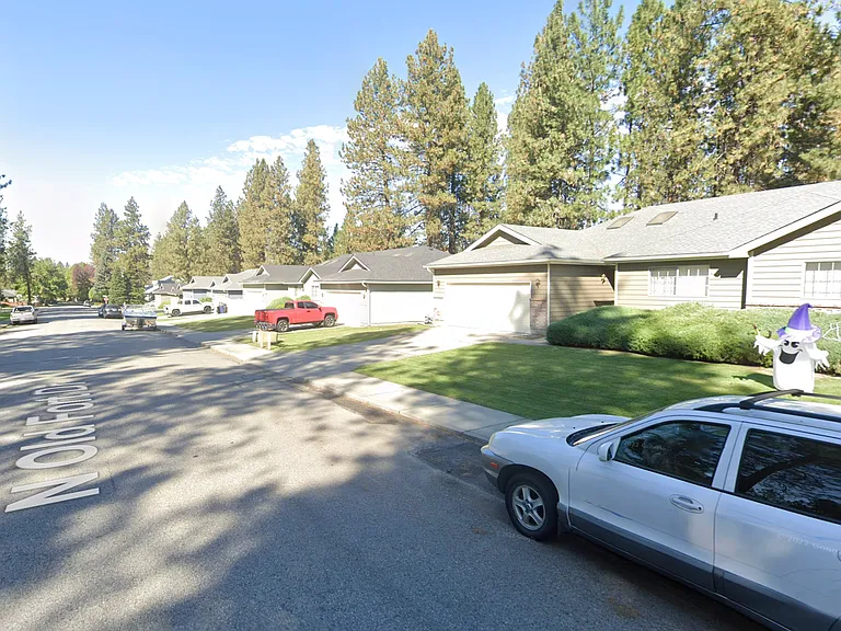6926 N Old Fort Dr — Photo 2