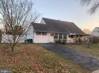 16 Queen Anne Rd, Levittown, PA 19057