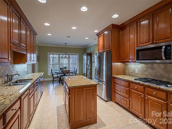 5th image of 112 Woodsway Ln