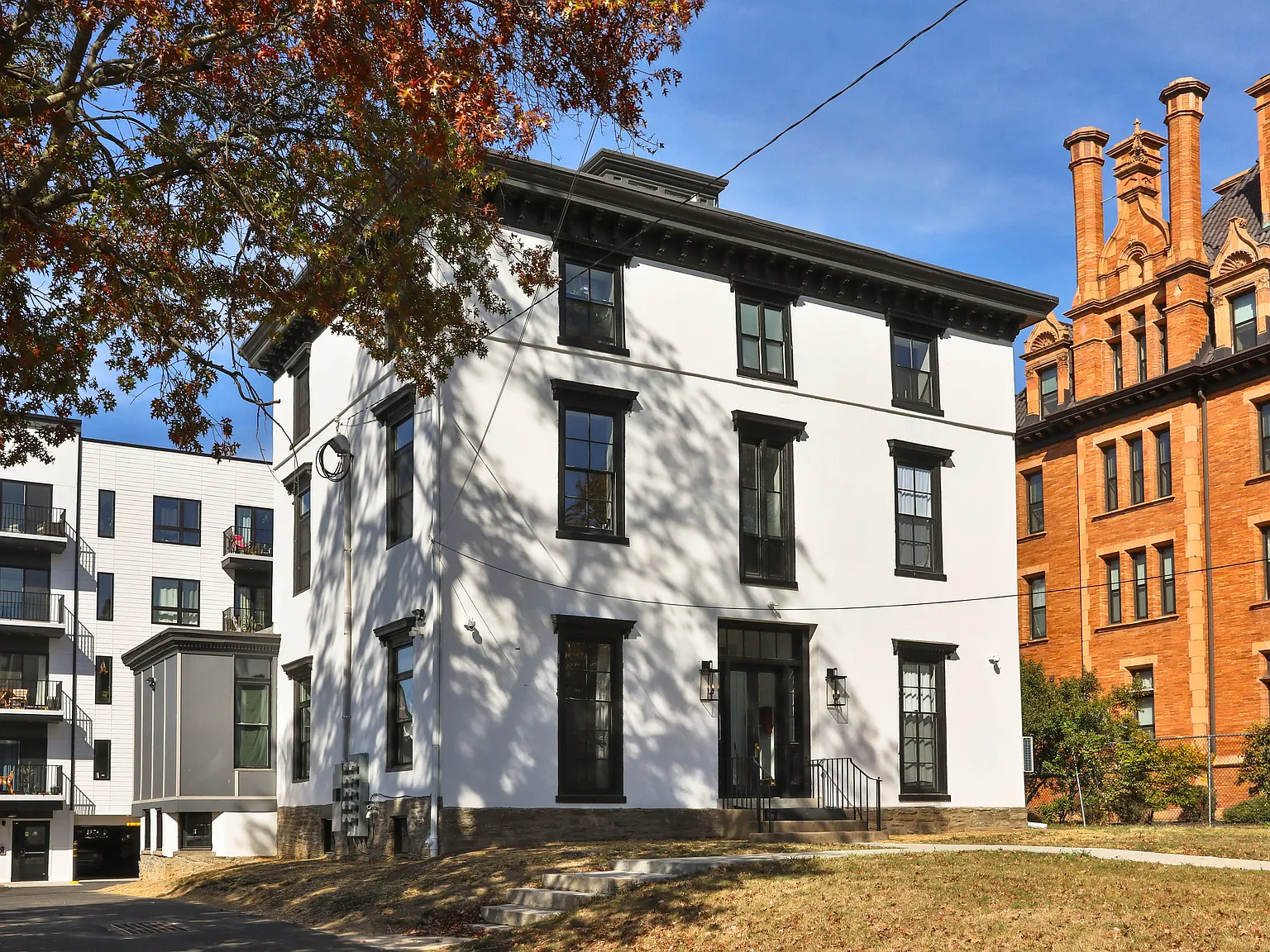 231 W Johnson Street — Photo 2