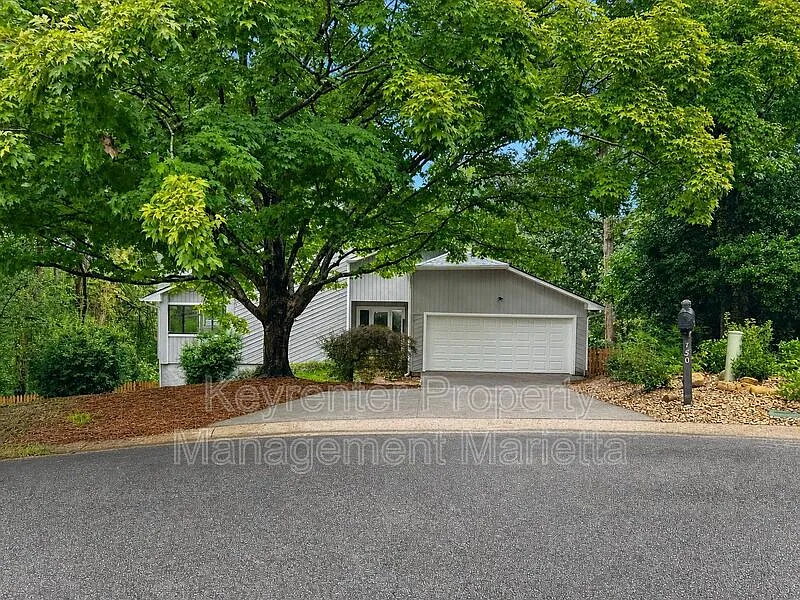 3 bed, 3.0 bath, 2700 sqft, $2,700 — Photo 2