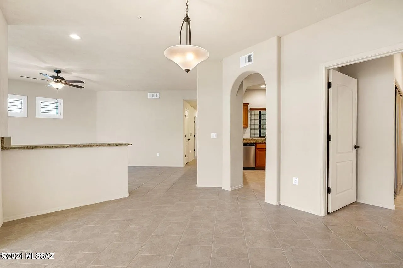 3 bed, 2.0 bath, 1296 sqft, $2,100 — Photo 4