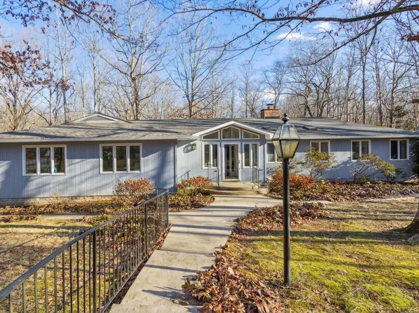 203 Oak Hill Cir, Sewanee, TN 37375