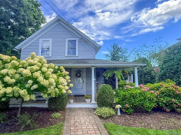 23 LAKE AVE, Center Moriches, NY 11934