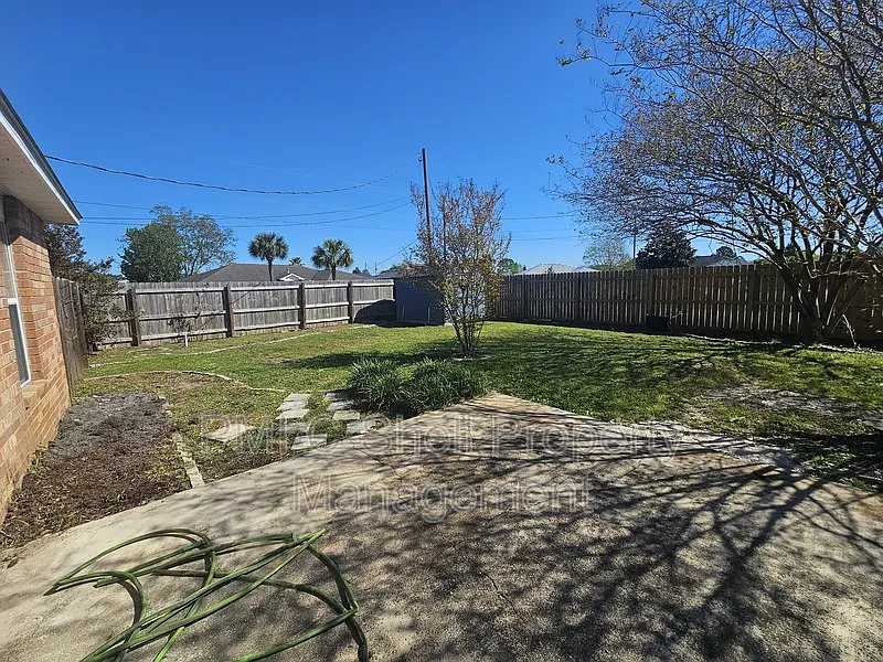 3 bed, 2.0 bath, 1423 sqft, $1,695 — Photo 2