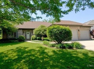 20 Walnut Cir, Sugar Grove, IL 60554