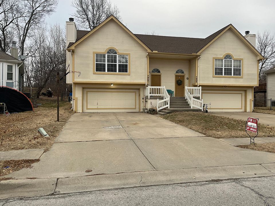 Large 3 bedroom 2 Full & 1/2 bathroom unit with walkout basement, washer/dryer hookups with 2 car garage! New Paint throughout!