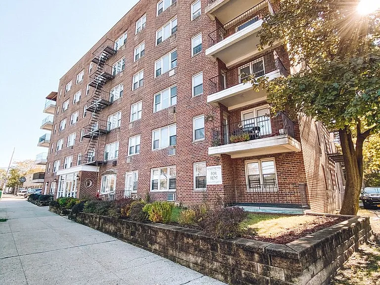 675 McLean Ave — Photo 11