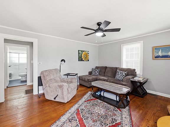 4th image of 504 Oak St