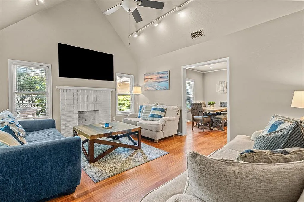 4 bed, 1960 sqft, $5,600 — Photo 1