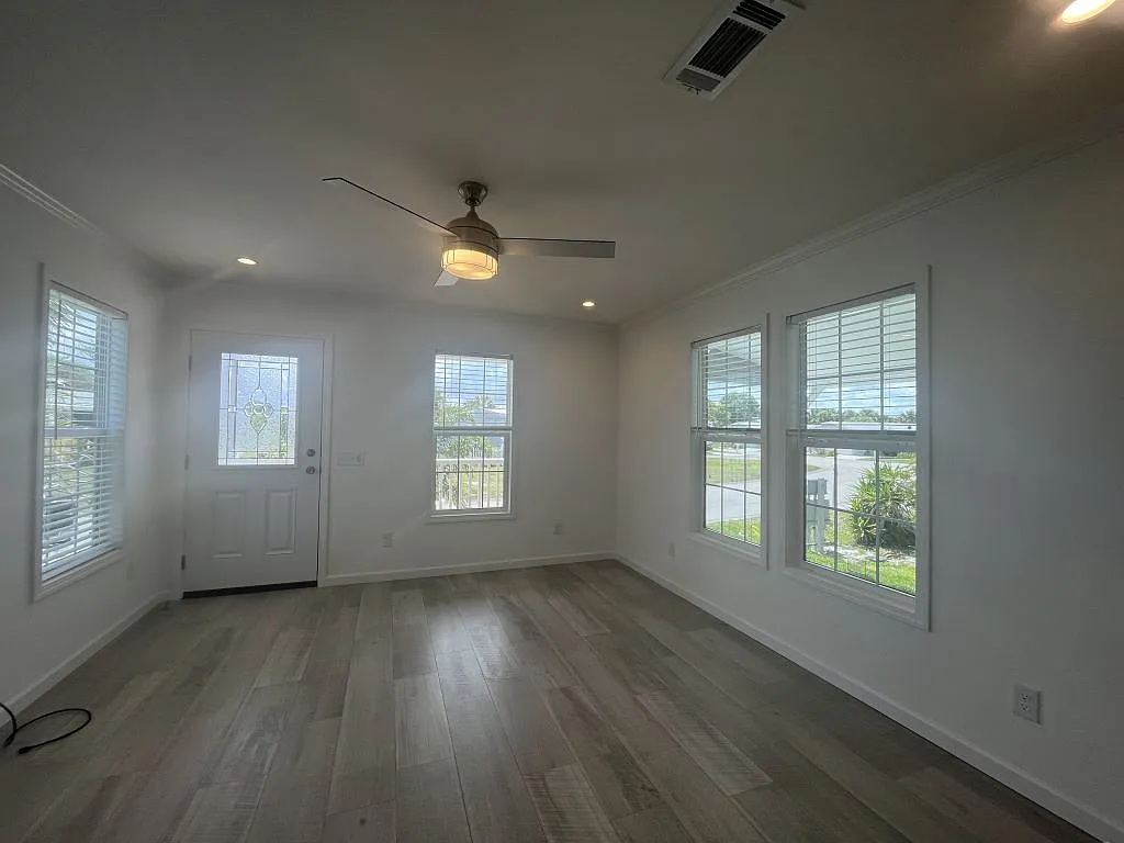 2 bed, 2.0 bath, 1030 sqft, $1,799 — Photo 2