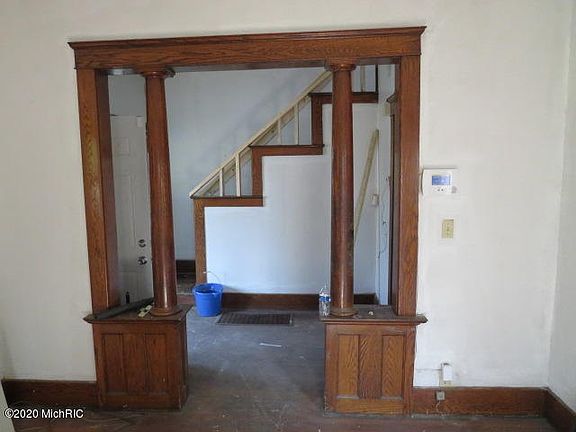 3rd image of 204 Wood St N