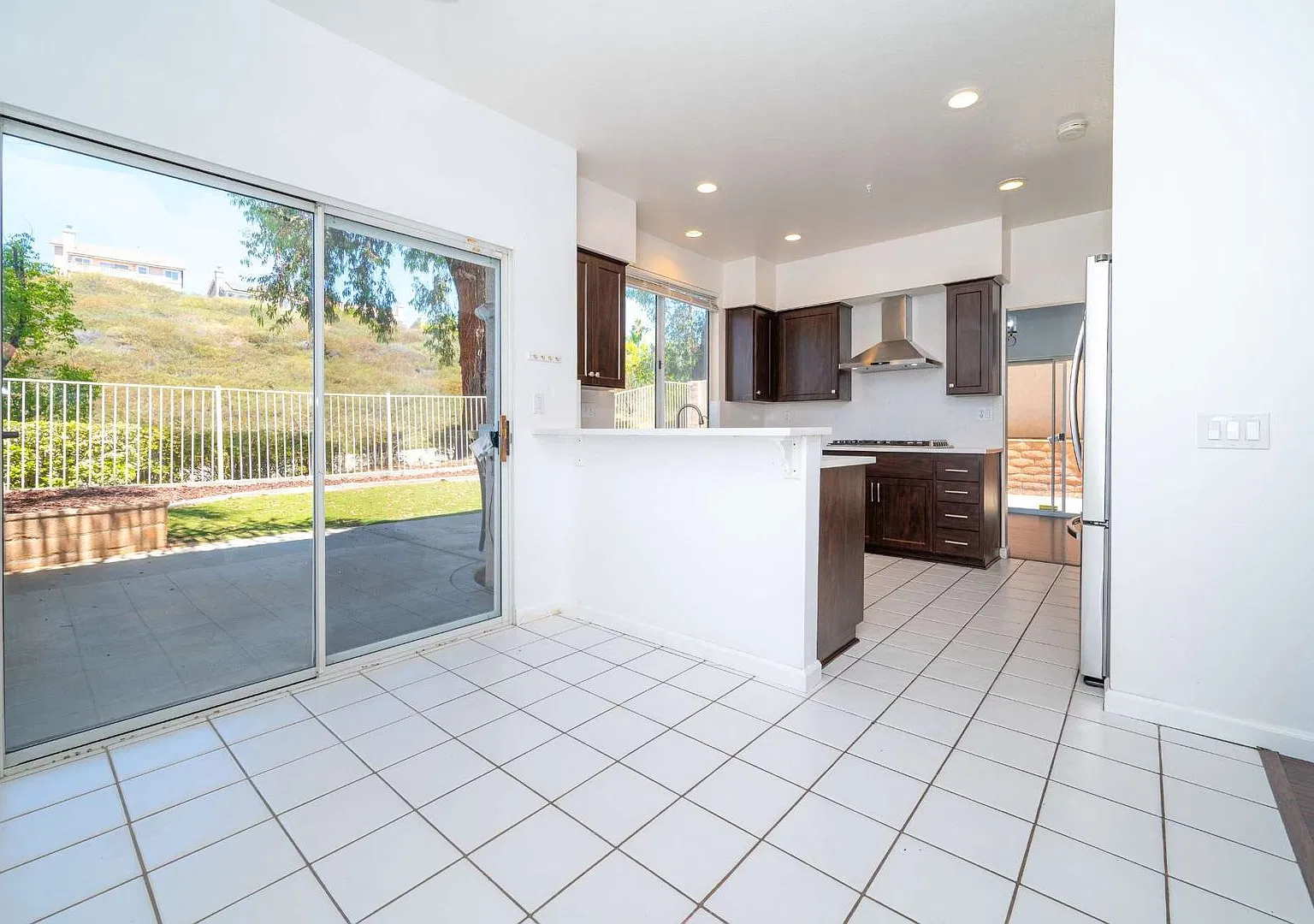 Murrieta - 2-story 5 bed / 2.5 bath Home with A/C, Garage, Laundry + More! — Photo 4