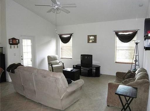 5th image of 1091 SW Aurelia Ave