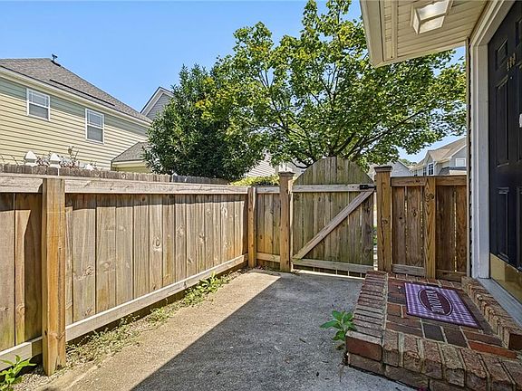 4th image of 400 Adkins Arch