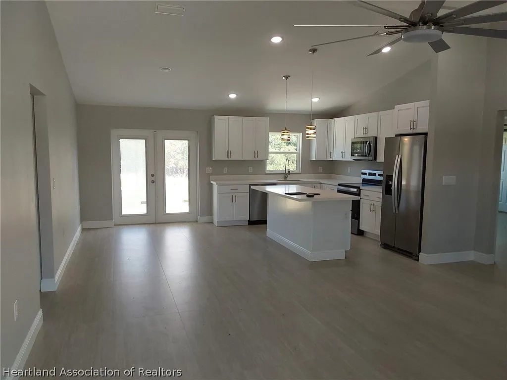 3 bed, 2.0 bath, 1500 sqft, $2,000 — Photo 4