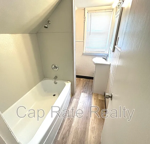 1366 Duxberry Ave — Photo 22