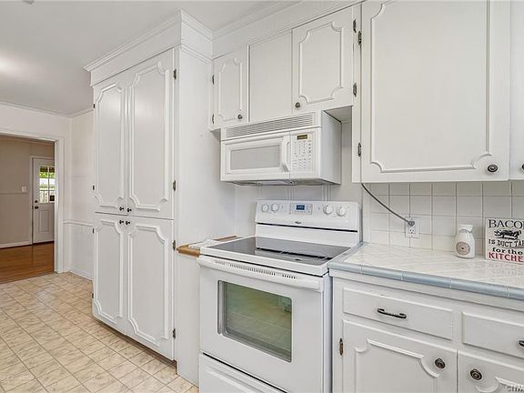5th image of 2317 Douglas Dr