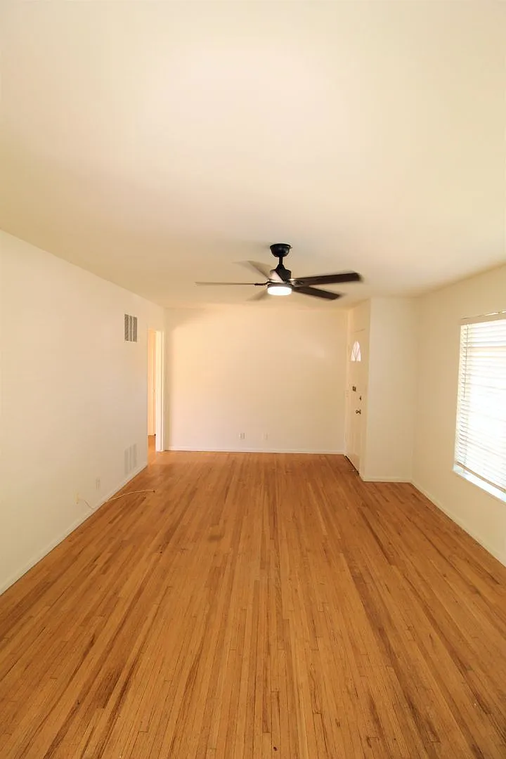 2 Bed 1 Bath w/Den-Pierpont Beach Home with Yard! — Photo 4