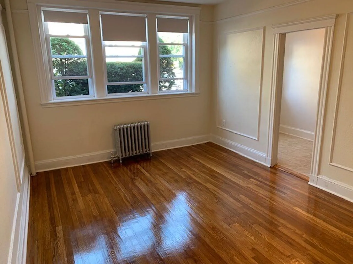 12/4 NO FEE! Spacious 2BR in elevator building, reno. kitchen — Photo 2