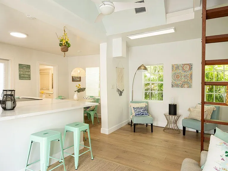 7 Thompson Ln — Photo 1