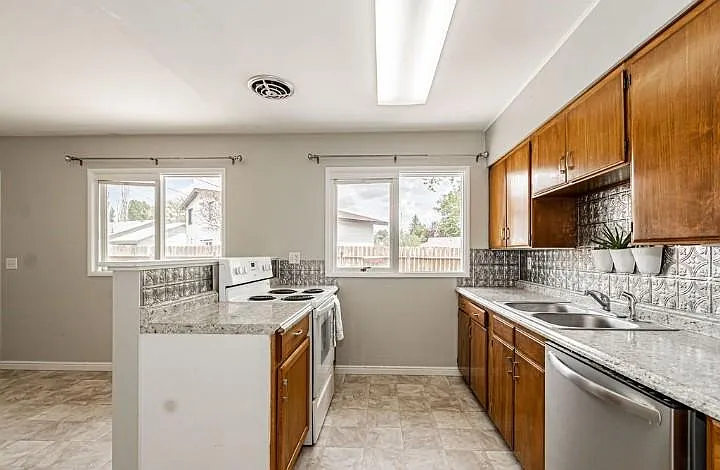 1501 Austin Ave — Photo 11