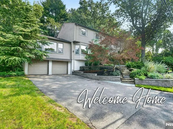 10 Lancaster Ct, Cresskill, NJ 07626