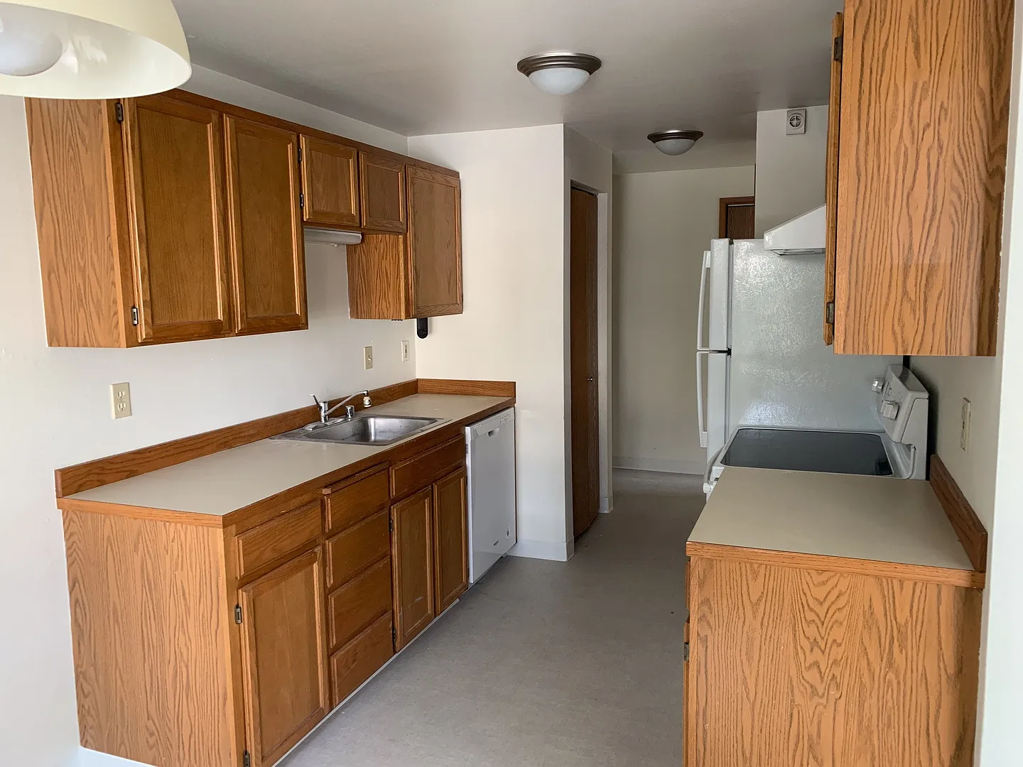 West Facing Corner Apartment w/ In-Unit Washer/Dryer! — Photo 2